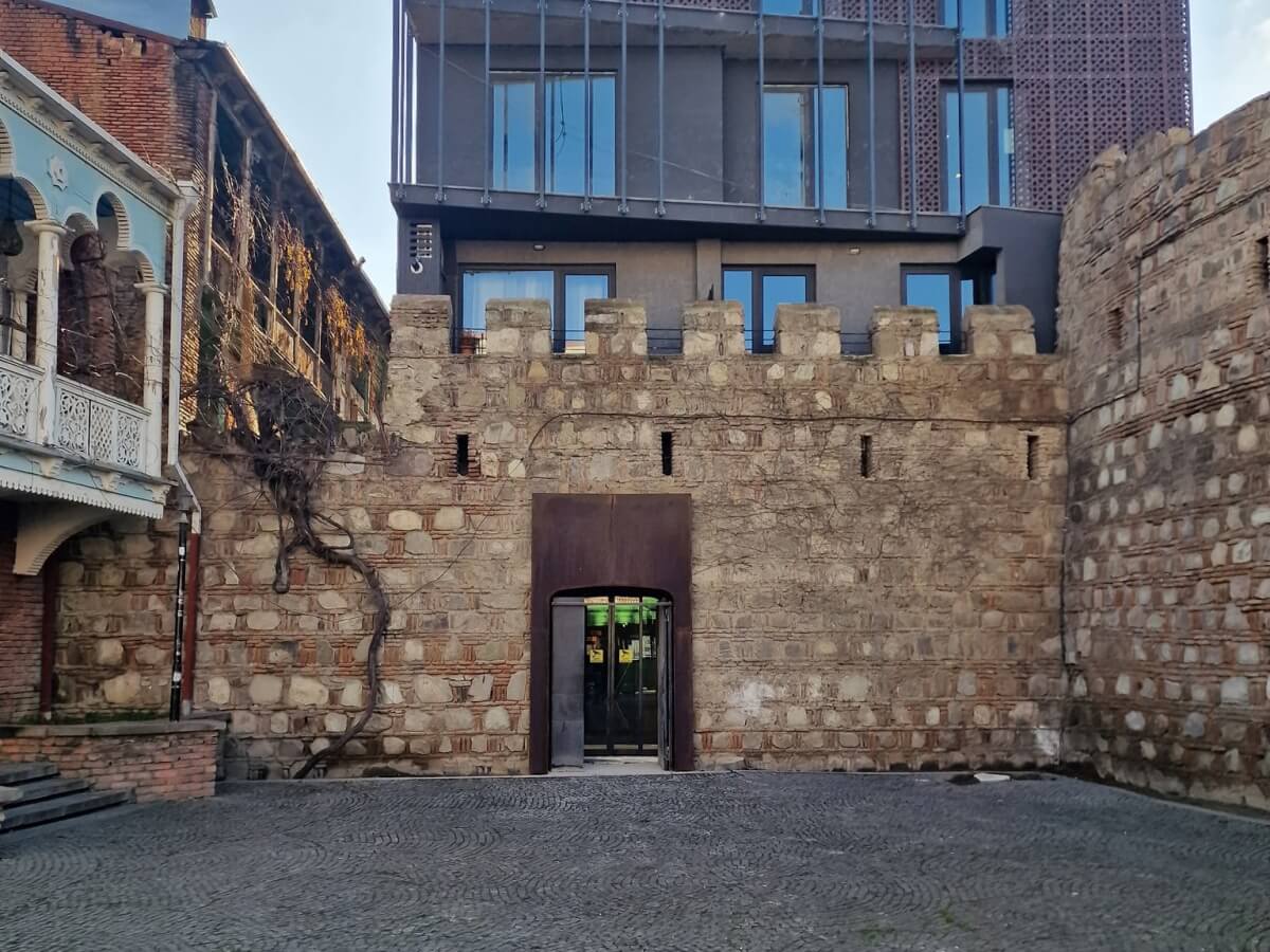 კულტურული მემკვიდრეობის მქონე კედლის უცნაური კარი-სოციალურ ქსელში ძველ თბილისში გადაღებული კადრი ვრცელდება