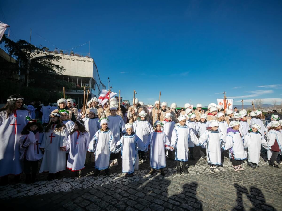 ფოტოფაქტი-თბილისში ტრადიციული საშობაო მსვლელობა გაიმართა