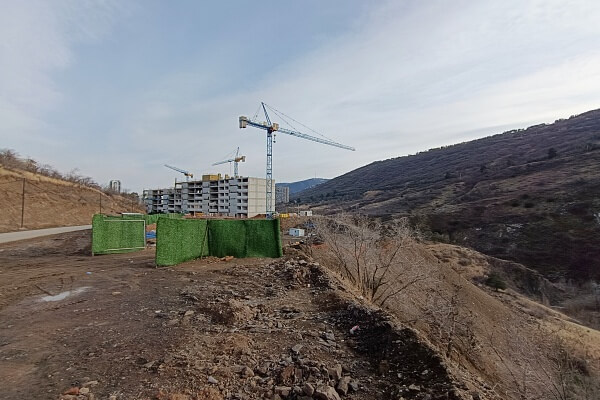 დეველოპერები აუთვისებელი ტერიტორიების განაშენიანებას შეუდგნენ – დანელიას ქუჩაზე მიმდინარე მასშტაბური მშენებლობები