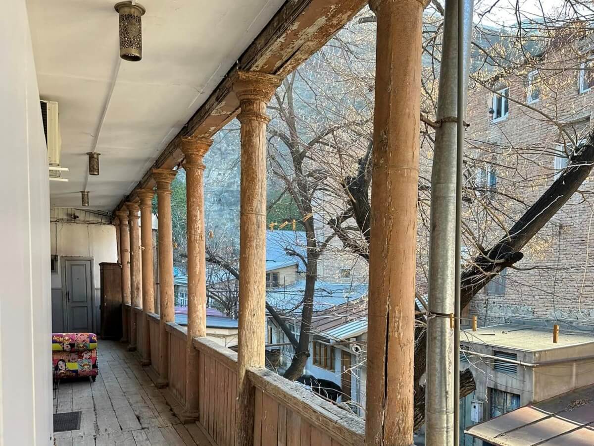 ძველი თბილისის, ძველი სახლის თანამედროვედ სახეცვლილი ინტერიერი, რომელიც მას განსაკუთრებულობას სძენს