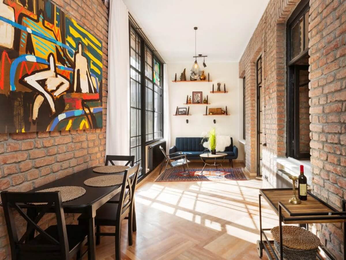 სახლი თუმანიშვილის თეტრთან, რომლის ძველებური სტილი თქვენს ყურადღებას მიიქცევს