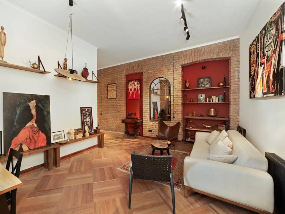 სახლი თუმანიშვილის თეტრთან, რომლის ძველებური სტილი თქვენს ყურადღებას მიიქცევს