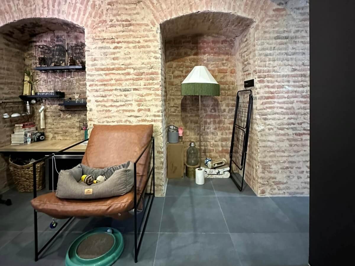 ძველი თბილისის, ძველი სახლის თანამედროვედ სახეცვლილი ინტერიერი, რომელიც მას განსაკუთრებულობას სძენს