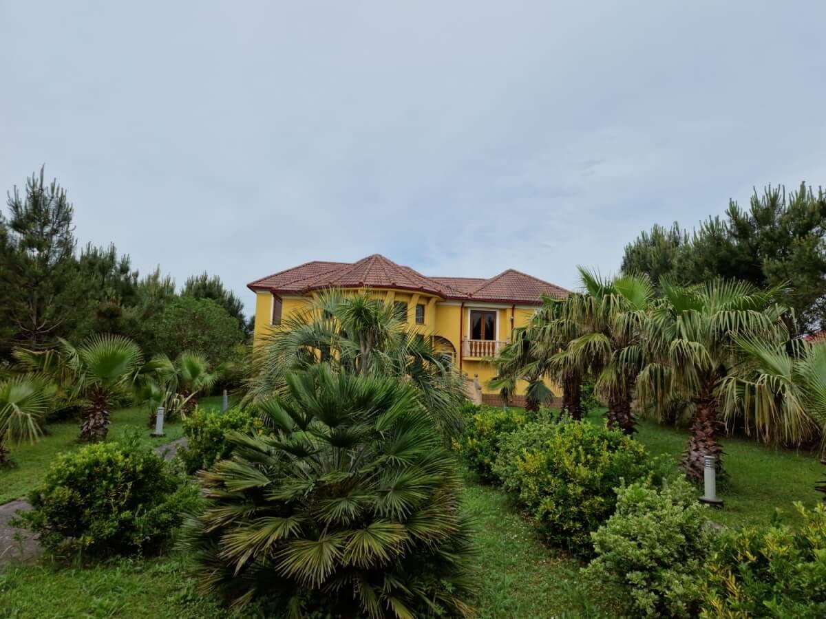 იტალიელი არქიტექტორის დაპროექტებული ვილა ზღვის პირას, რომელიც ქირავდება