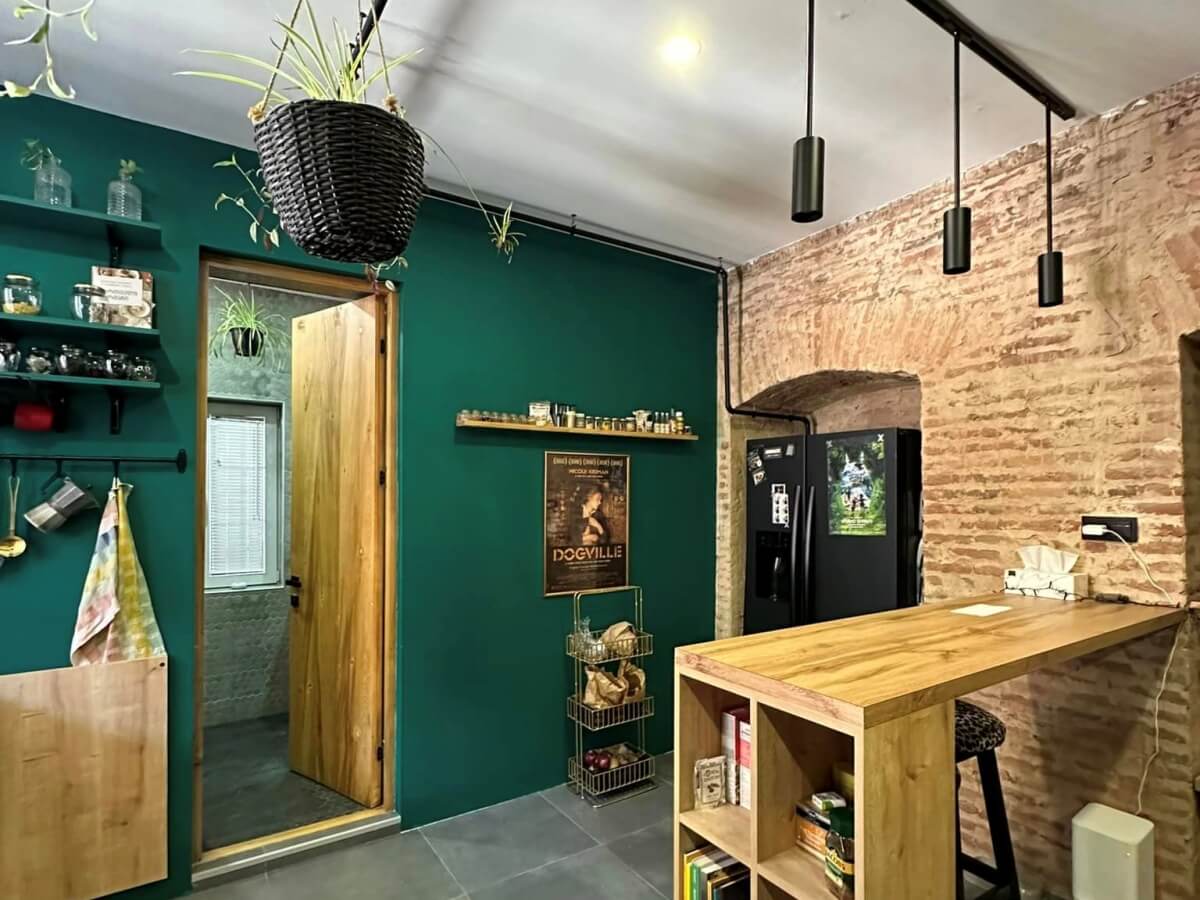 ძველი თბილისის, ძველი სახლის თანამედროვედ სახეცვლილი ინტერიერი, რომელიც მას განსაკუთრებულობას სძენს