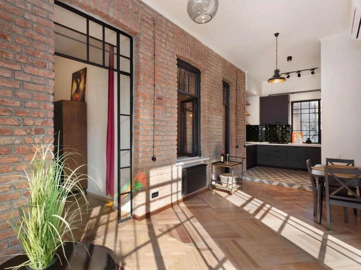 სახლი თუმანიშვილის თეტრთან, რომლის ძველებური სტილი თქვენს ყურადღებას მიიქცევს