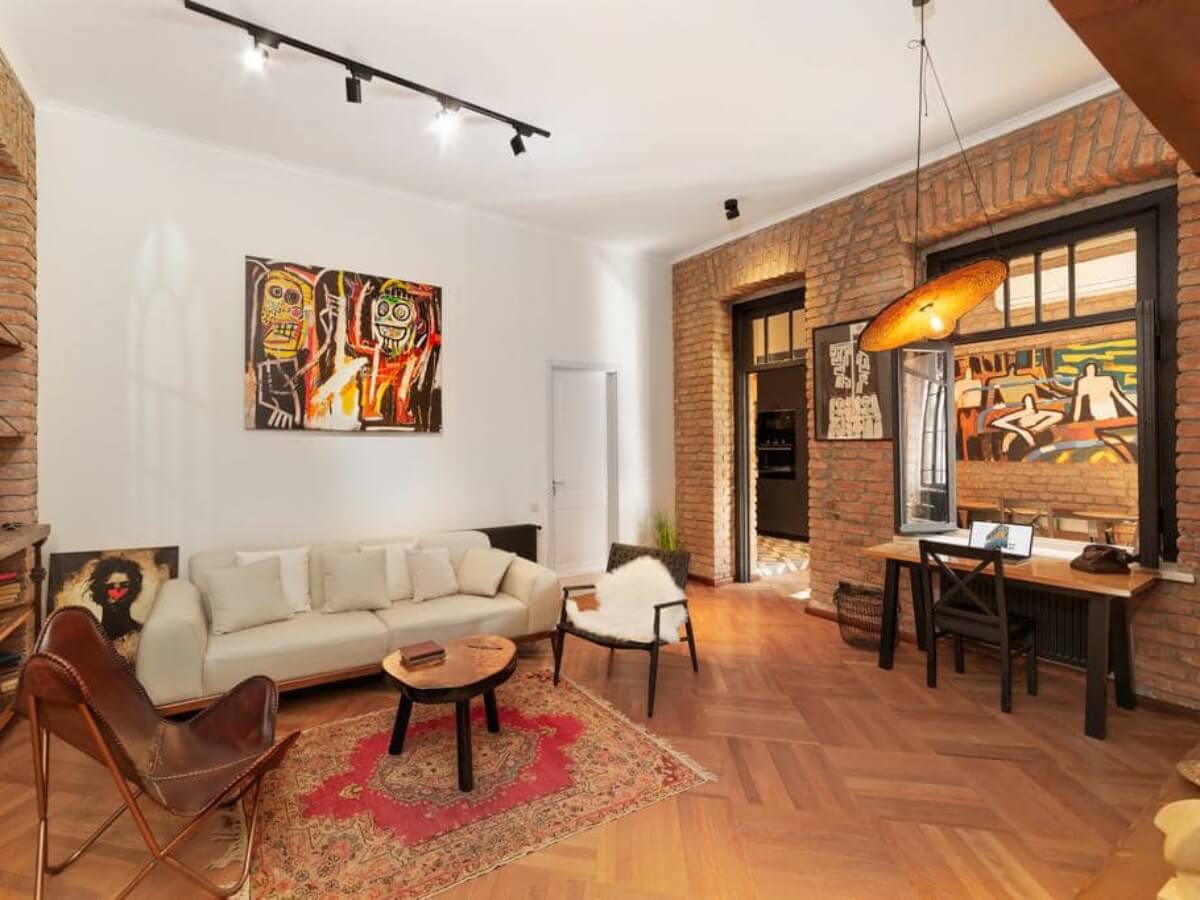 სახლი თუმანიშვილის თეტრთან, რომლის ძველებური სტილი თქვენს ყურადღებას მიიქცევს