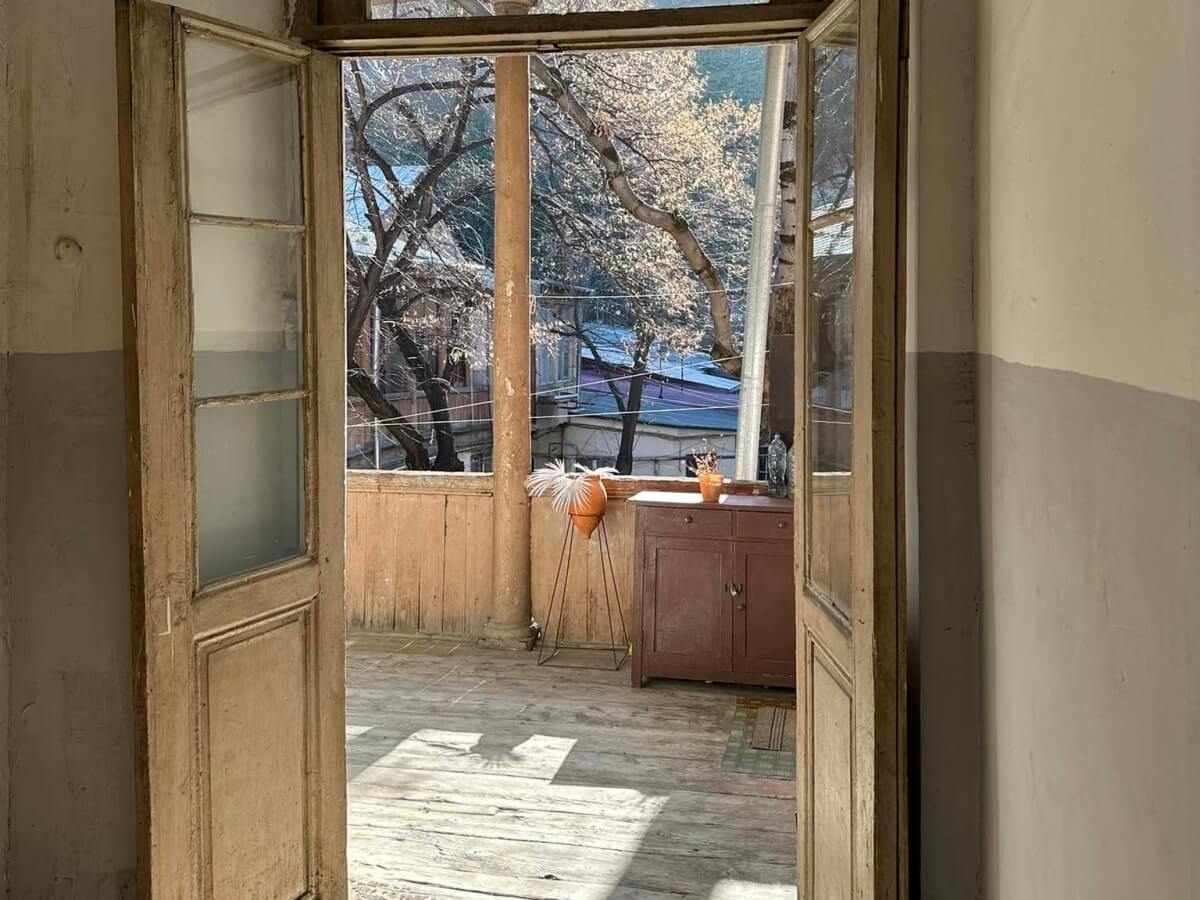 ძველი თბილისის, ძველი სახლის თანამედროვედ სახეცვლილი ინტერიერი, რომელიც მას განსაკუთრებულობას სძენს