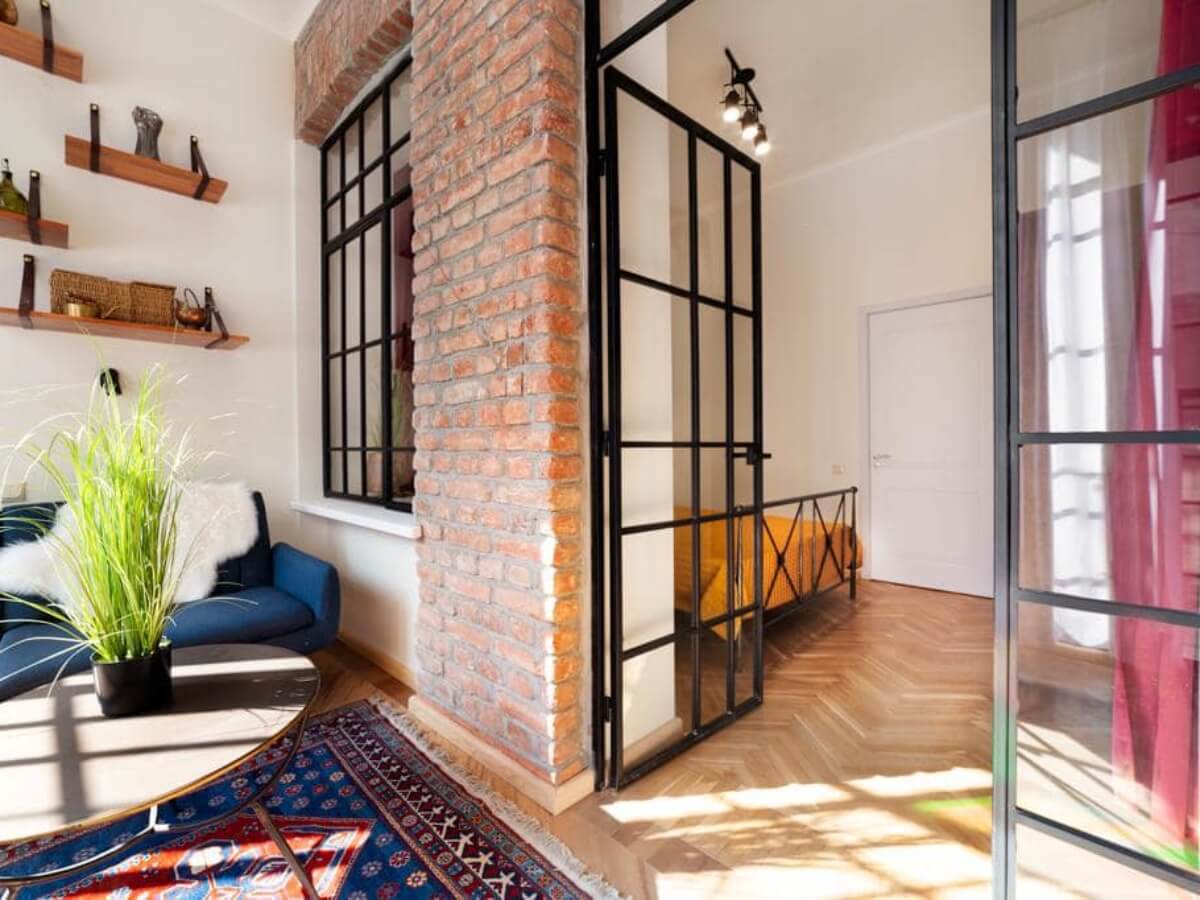 სახლი თუმანიშვილის თეტრთან, რომლის ძველებური სტილი თქვენს ყურადღებას მიიქცევს