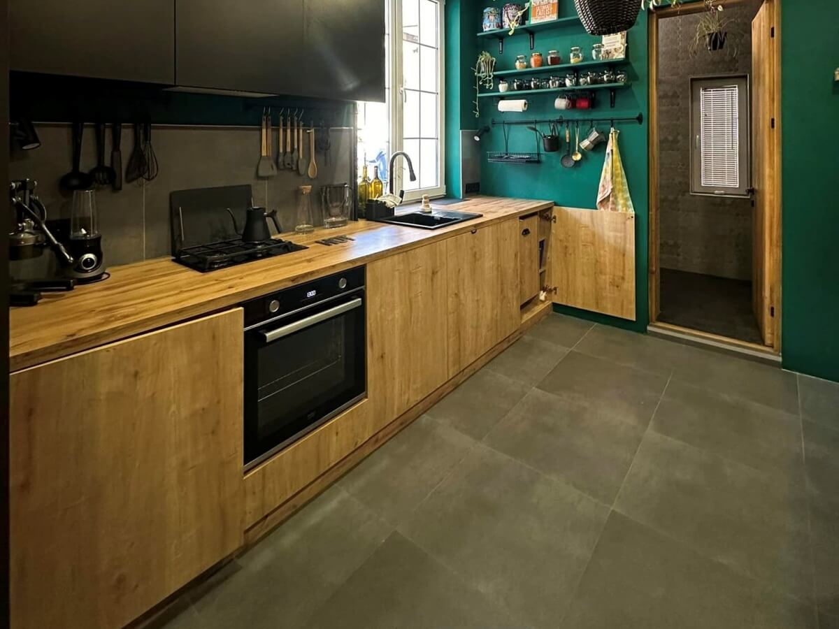 ძველი თბილისის, ძველი სახლის თანამედროვედ სახეცვლილი ინტერიერი, რომელიც მას განსაკუთრებულობას სძენს