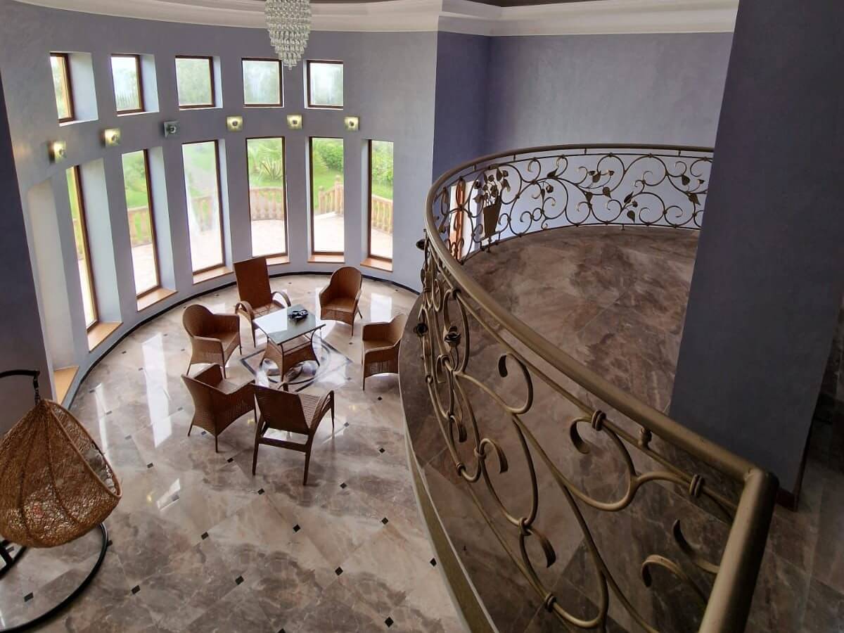 იტალიელი არქიტექტორის დაპროექტებული ვილა ზღვის პირას, რომელიც ქირავდება