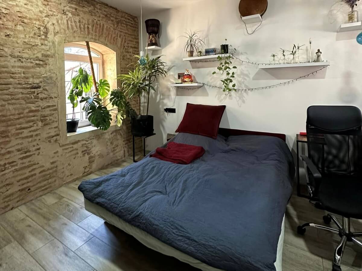 ძველი თბილისის, ძველი სახლის თანამედროვედ სახეცვლილი ინტერიერი, რომელიც მას განსაკუთრებულობას სძენს