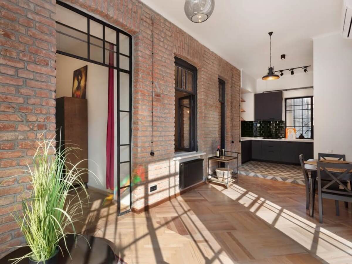 სახლი თუმანიშვილის თეტრთან, რომლის ძველებური სტილი თქვენს ყურადღებას მიიქცევს