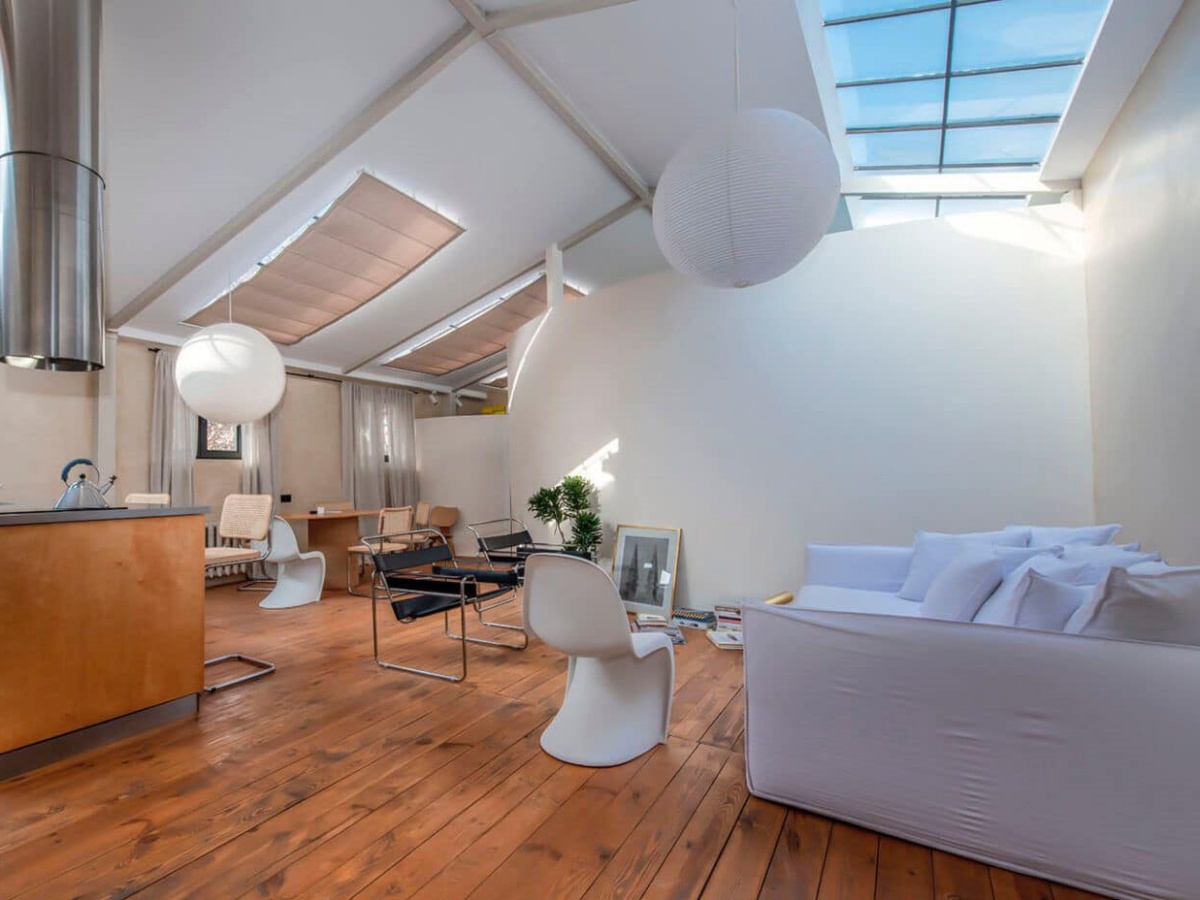 საცხოვრებელი სხვენში, ლოფტის სტილის ინტერიერი და ღია ფერებით გაცოცხლებული  შიდა სივრცე