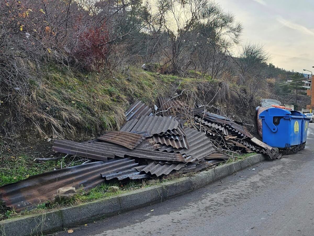 ნაგვის ურნასთან დაყრილი სამშენებლო მასალები თბილისის ყოველდღიურობად იქცა