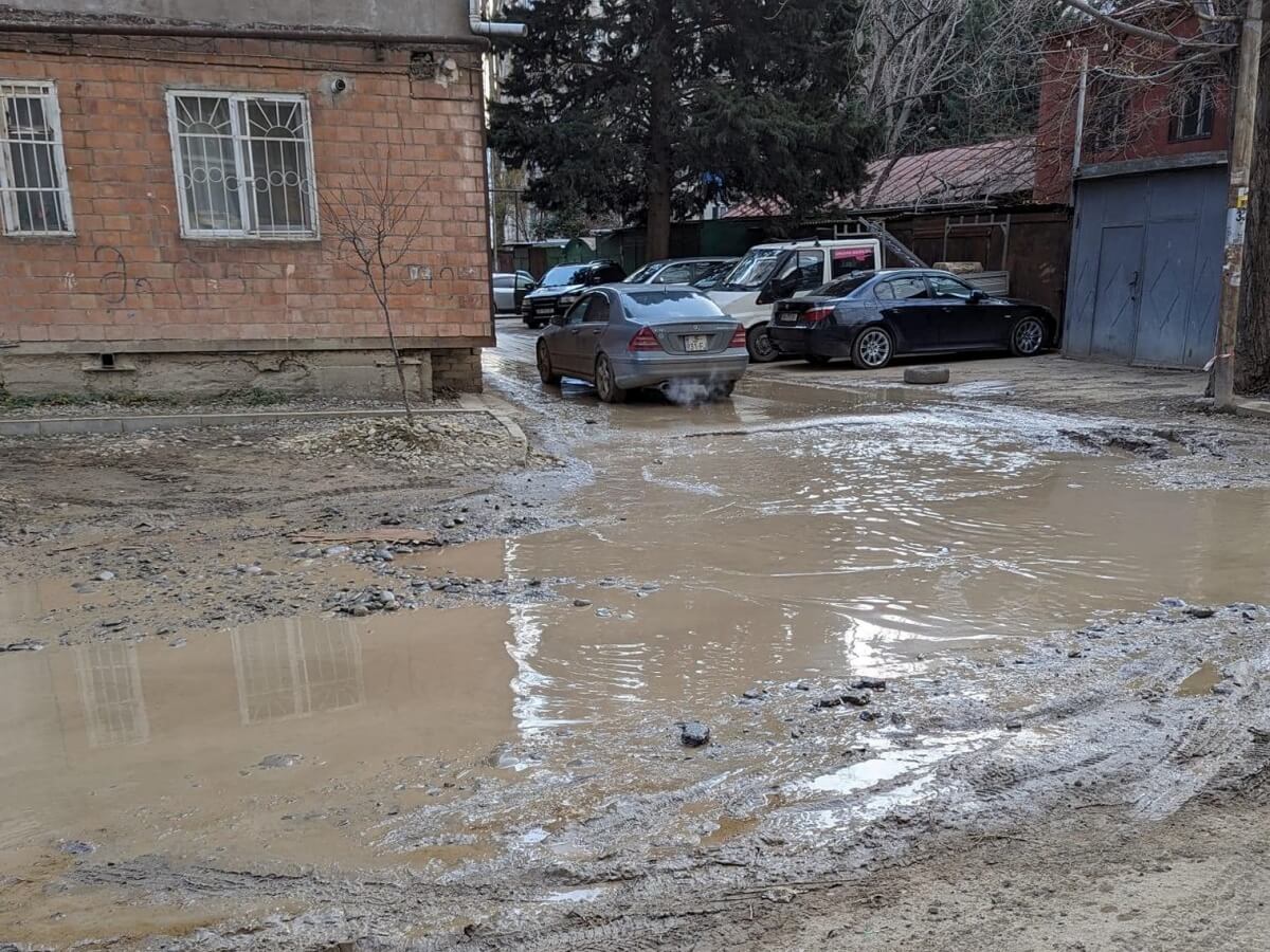 გაუსაძლისი  გახადეს  ცხოვრება  კორპუსი  შენდება  ნაყარ მიწაზე-მოქალაქეები დაუსრულებელ მშენებლობას აპროტესტებენ