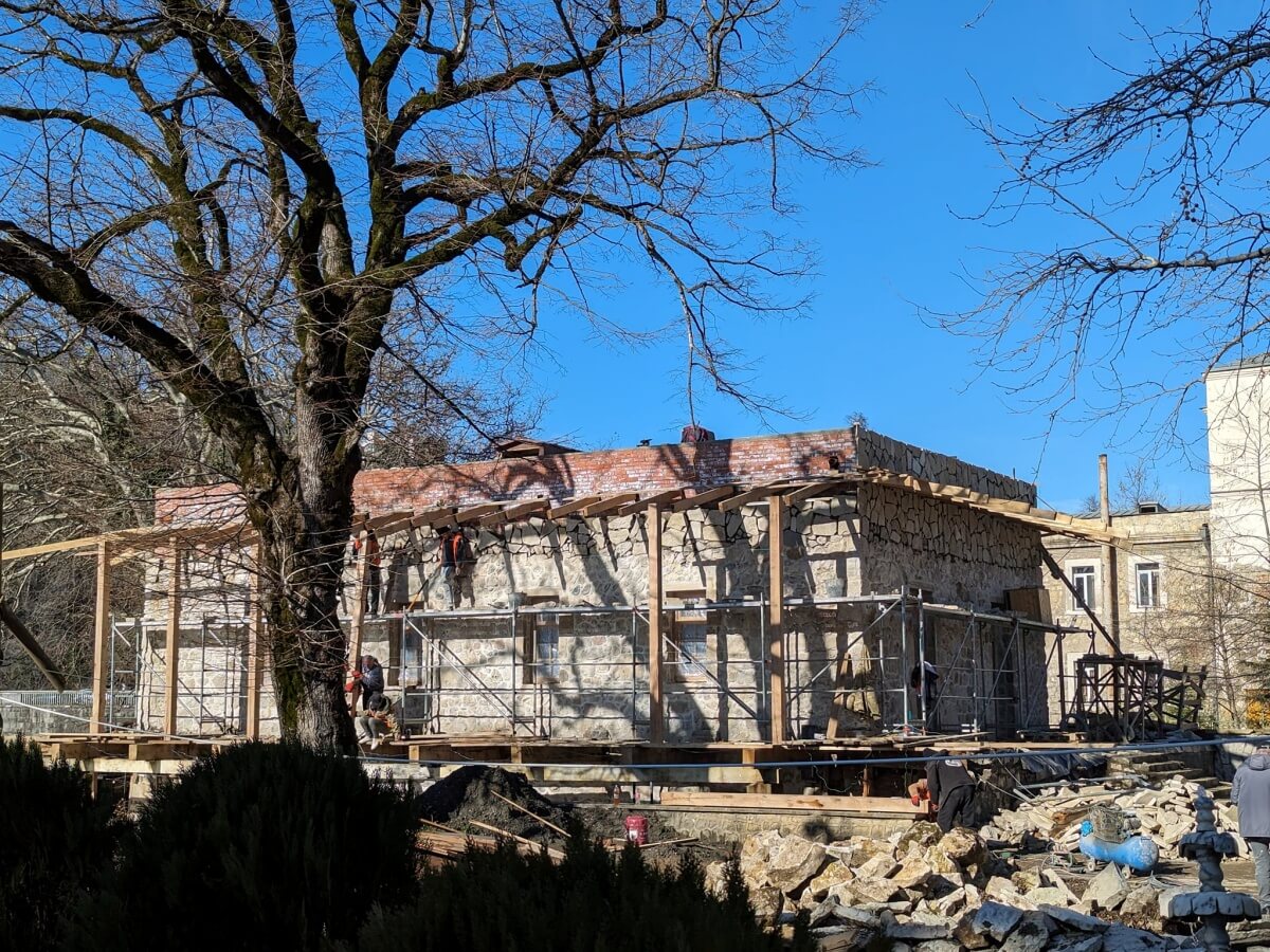 ესაა რემონტი და არა რეაბილიტაცია-ქუთაისელები იმერეთის მეფეთა სასახლეზე დაწყებულ რეაბილიტაციას აპროტესტებენ