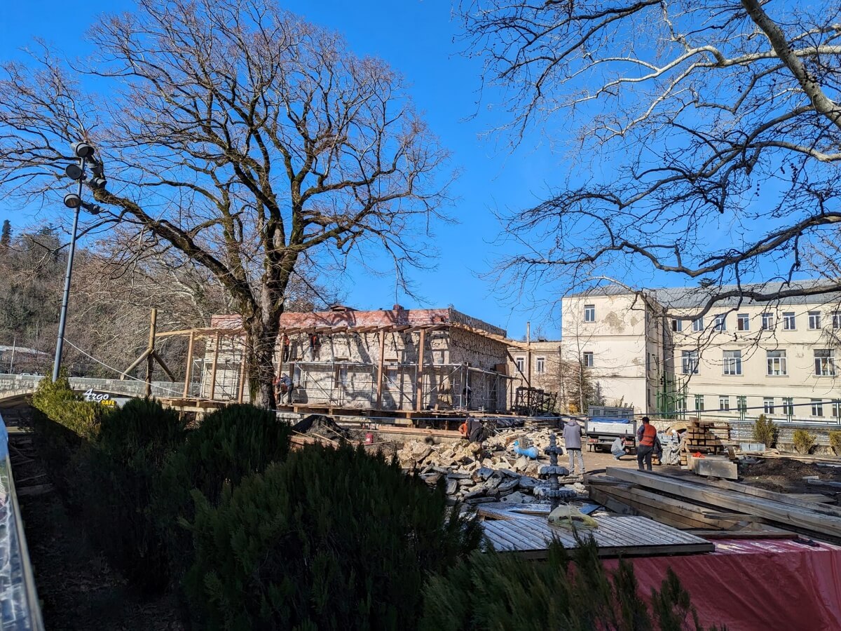 ესაა რემონტი და არა რეაბილიტაცია-ქუთაისელები იმერეთის მეფეთა სასახლეზე დაწყებულ რეაბილიტაციას აპროტესტებენ