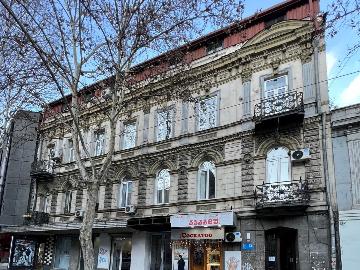 საცხოვრებელი სხვენში, ლოფტის სტილის ინტერიერი და ღია ფერებით გაცოცხლებული  შიდა სივრცე