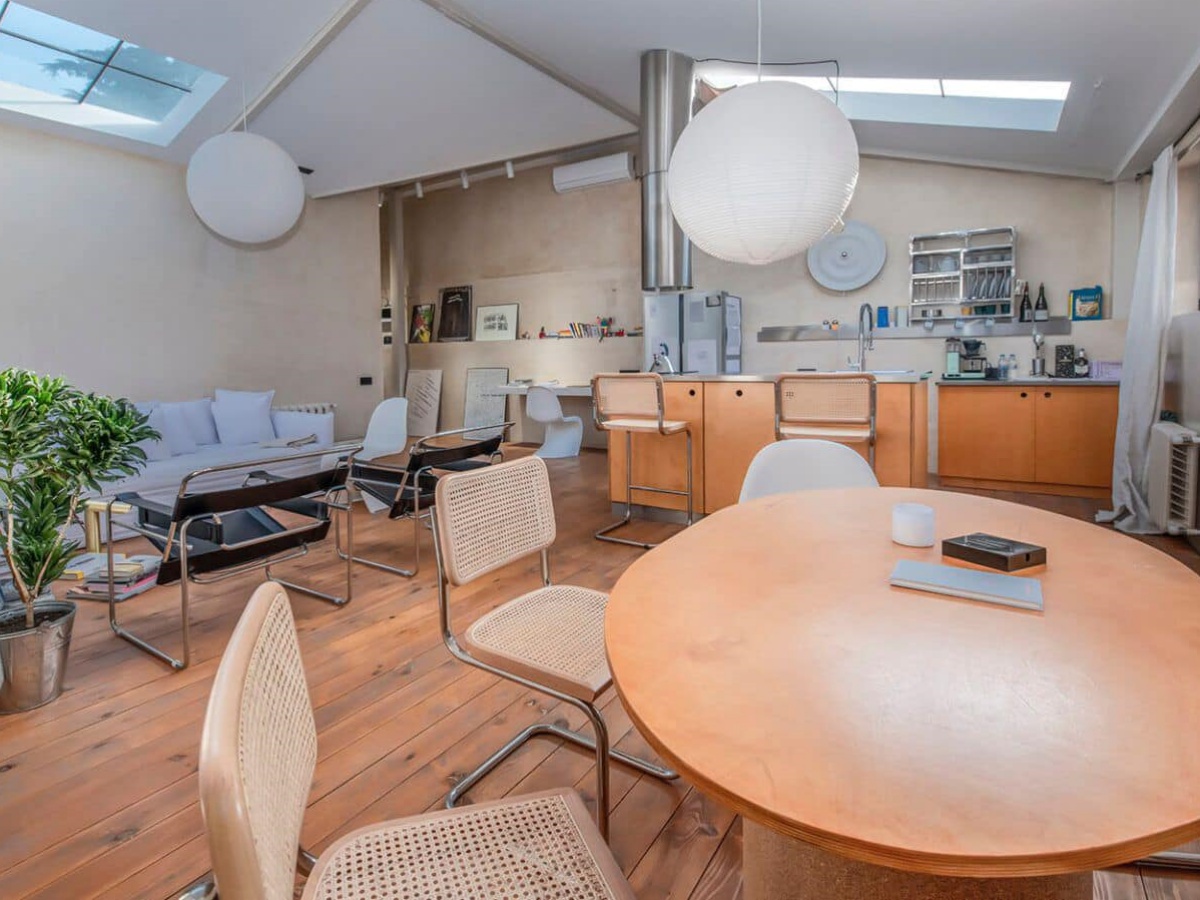 საცხოვრებელი სხვენში, ლოფტის სტილის ინტერიერი და ღია ფერებით გაცოცხლებული  შიდა სივრცე