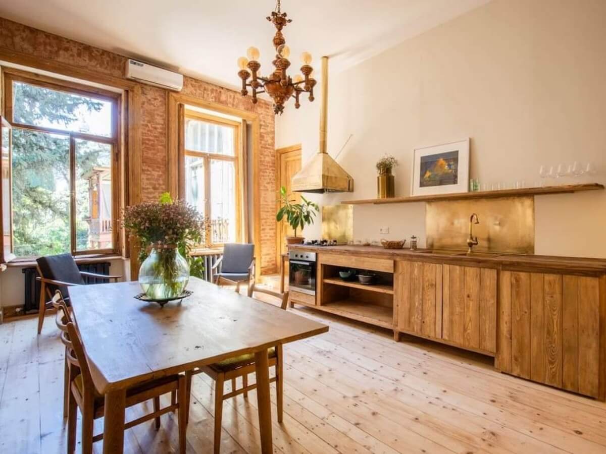 ერთ  ოთახიანი  $165000-ად, თბილისის ძველ უბნებში საცხოვრებელი სახლების ფასი ევროპის დედაქალაქების ცენტრალურ უბნებს უტოლდება?