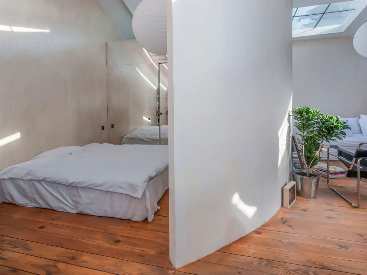 საცხოვრებელი სხვენში, ლოფტის სტილის ინტერიერი და ღია ფერებით გაცოცხლებული  შიდა სივრცე