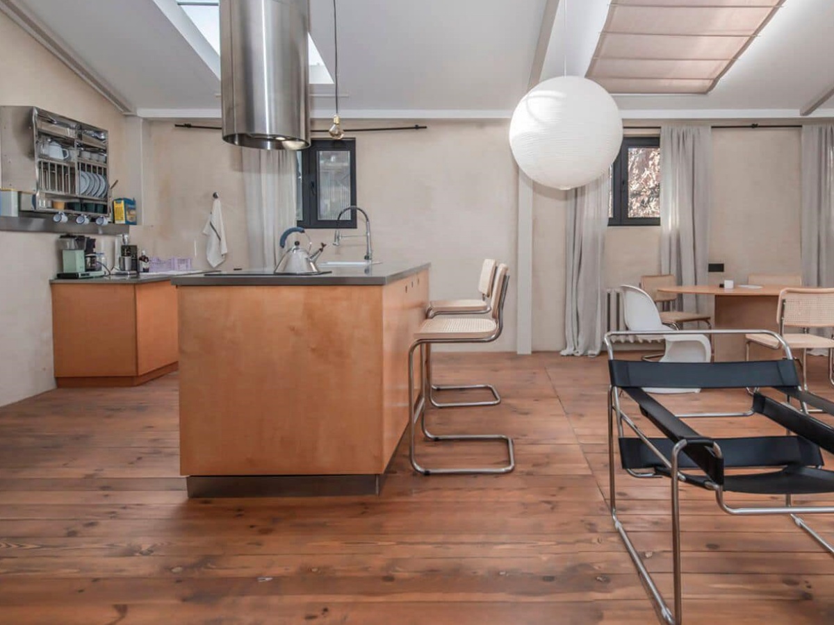 საცხოვრებელი სხვენში, ლოფტის სტილის ინტერიერი და ღია ფერებით გაცოცხლებული  შიდა სივრცე