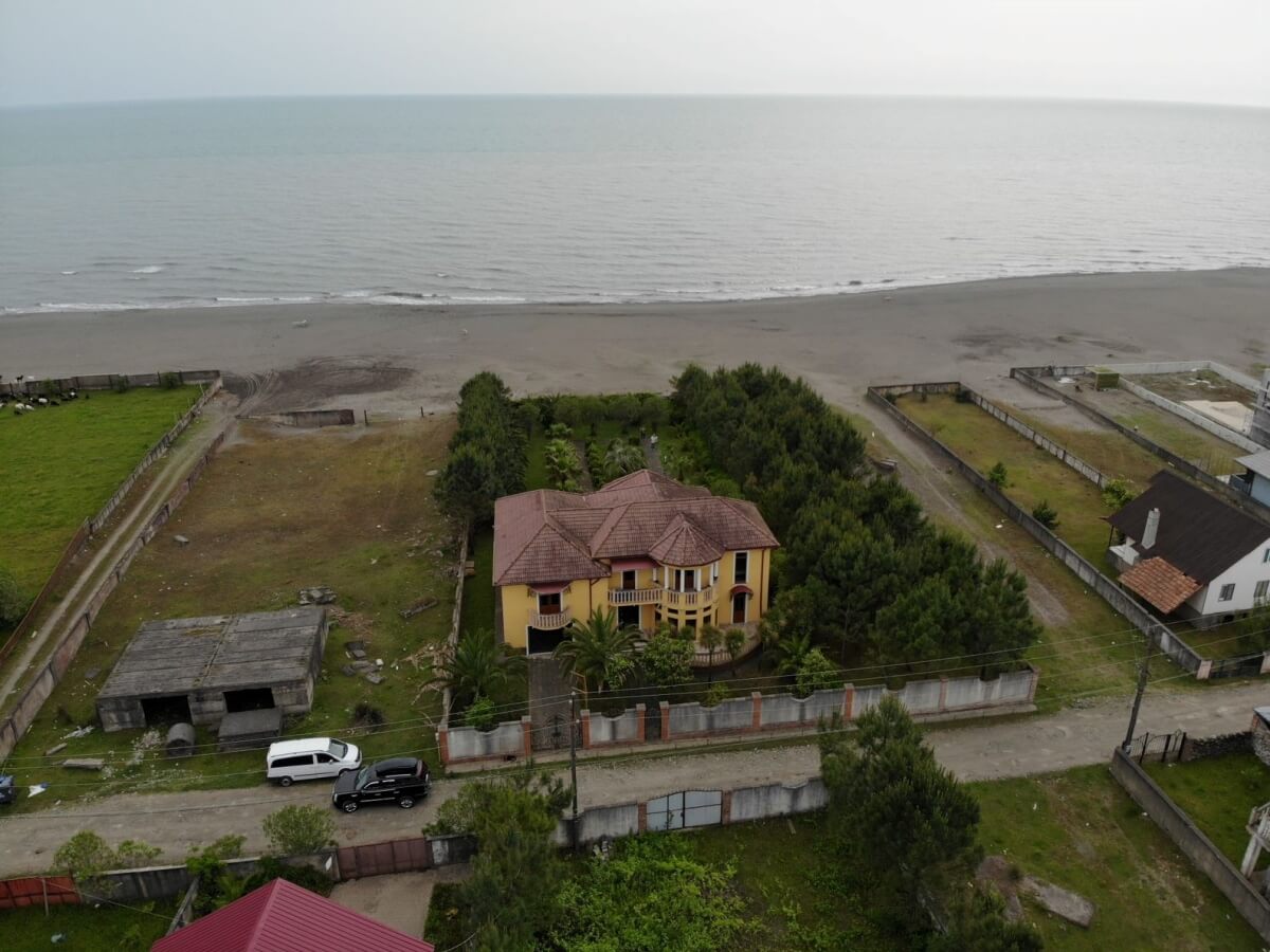 იტალიელი არქიტექტორის დაპროექტებული ვილა ზღვის პირას, რომელიც ქირავდება