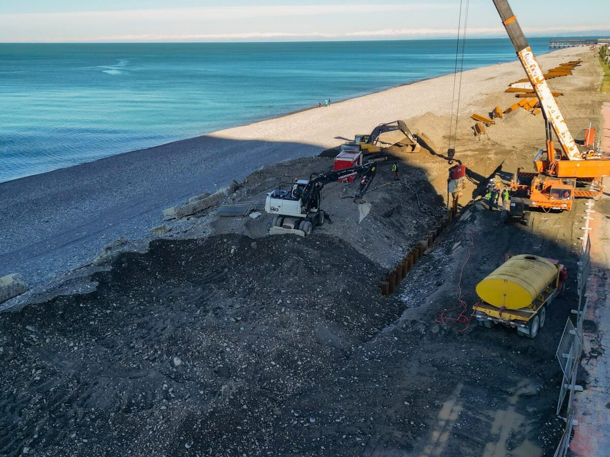 ფოტოფაქტი-ბათუმში სანაპირო ზოლოს სტიქიის შემდგომი სარეაბილიტაციო სამუშაოები გრძელდება