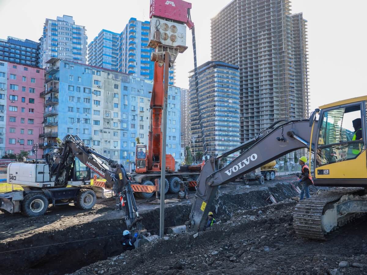 ფოტოფაქტი-ბათუმში სანაპირო ზოლოს სტიქიის შემდგომი სარეაბილიტაციო სამუშაოები გრძელდება