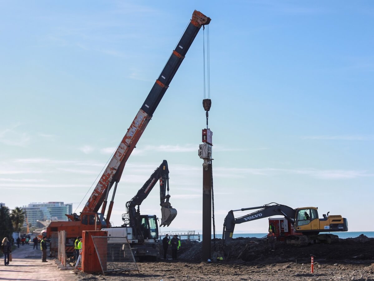 ფოტოფაქტი-ბათუმში სანაპირო ზოლოს სტიქიის შემდგომი სარეაბილიტაციო სამუშაოები გრძელდება