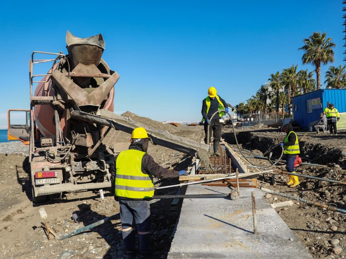 ფოტოფაქტი-ბათუმში სანაპირო ზოლოს სტიქიის შემდგომი სარეაბილიტაციო სამუშაოები გრძელდება
