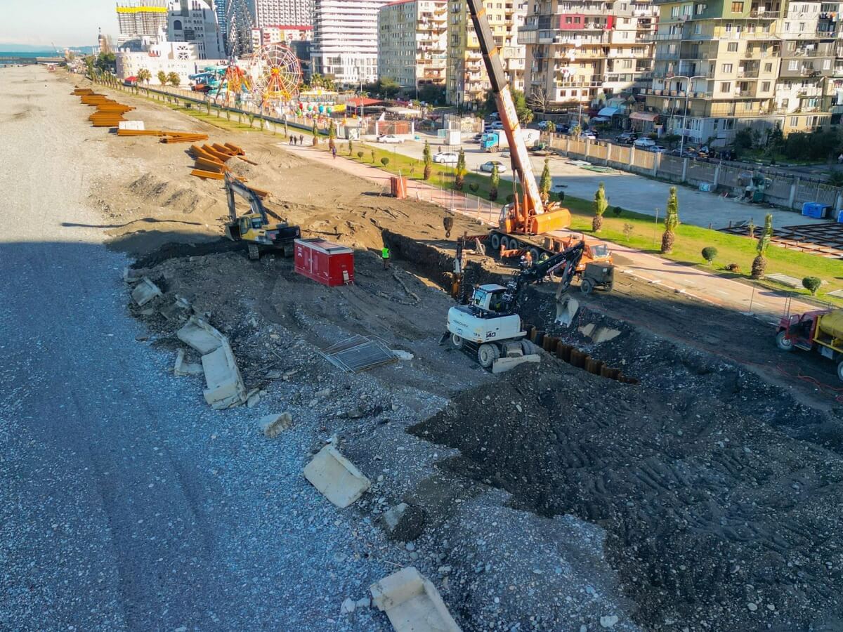 ფოტოფაქტი-ბათუმში სანაპირო ზოლოს სტიქიის შემდგომი სარეაბილიტაციო სამუშაოები გრძელდება