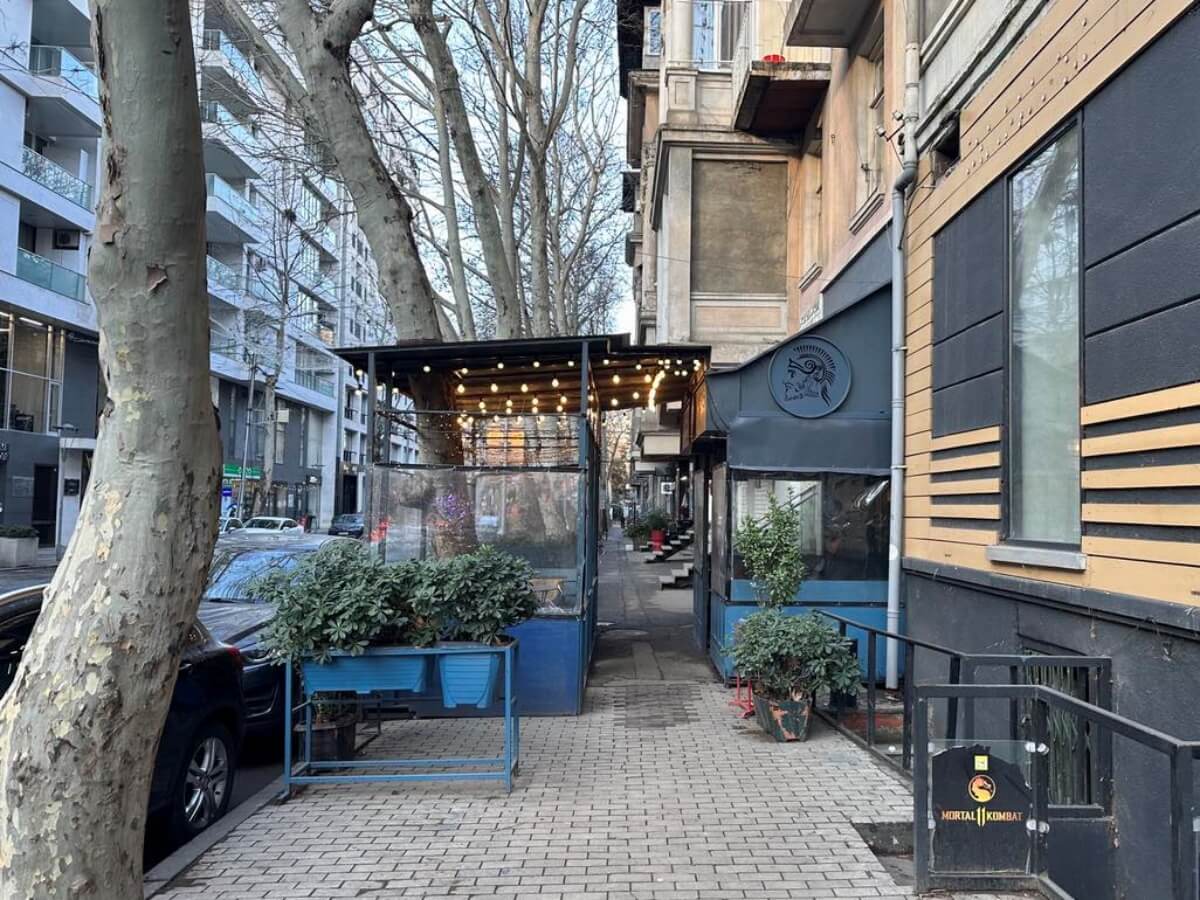 ტროტუარზე გადმოსული ბიზნესი-ამბავი თბილისის ვიწრო ქუჩებიდან