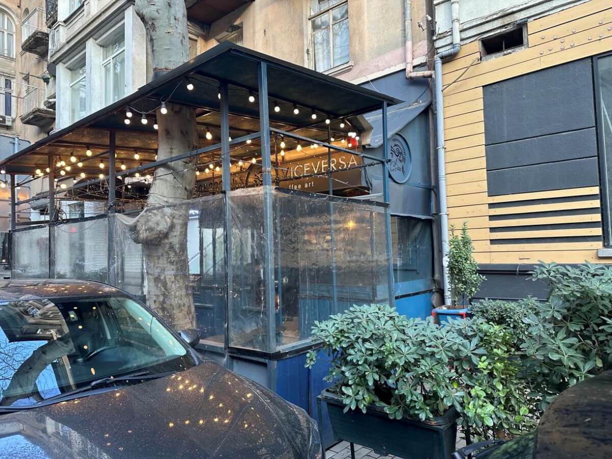 ტროტუარზე გადმოსული ბიზნესი-ამბავი თბილისის ვიწრო ქუჩებიდან