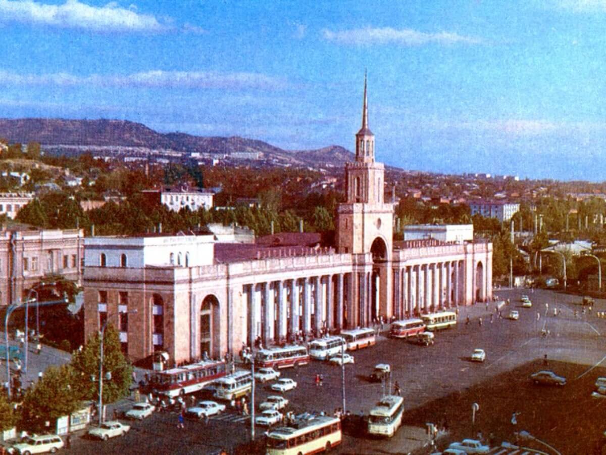 გზა გადასასვლელი ხიდიდან ე.წ. დეზერტირების ბაზრამდე – რა ბედი ელის ვაგზლის მიმდებარე ტერიტორიას?