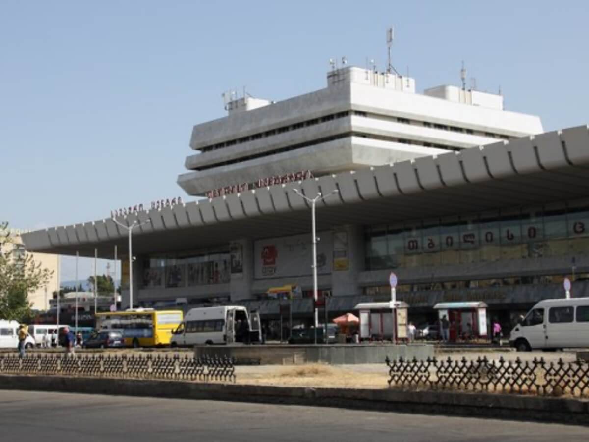 გზა გადასასვლელი ხიდიდან ე.წ. დეზერტირების ბაზრამდე – რა ბედი ელის ვაგზლის მიმდებარე ტერიტორიას?