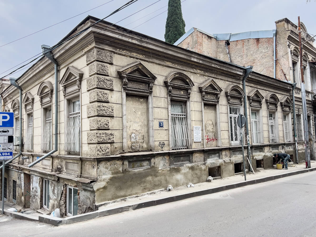 ქუჩა, რომლის თითქმის ყველა სახლი არქიტექტურული ნიმუშია