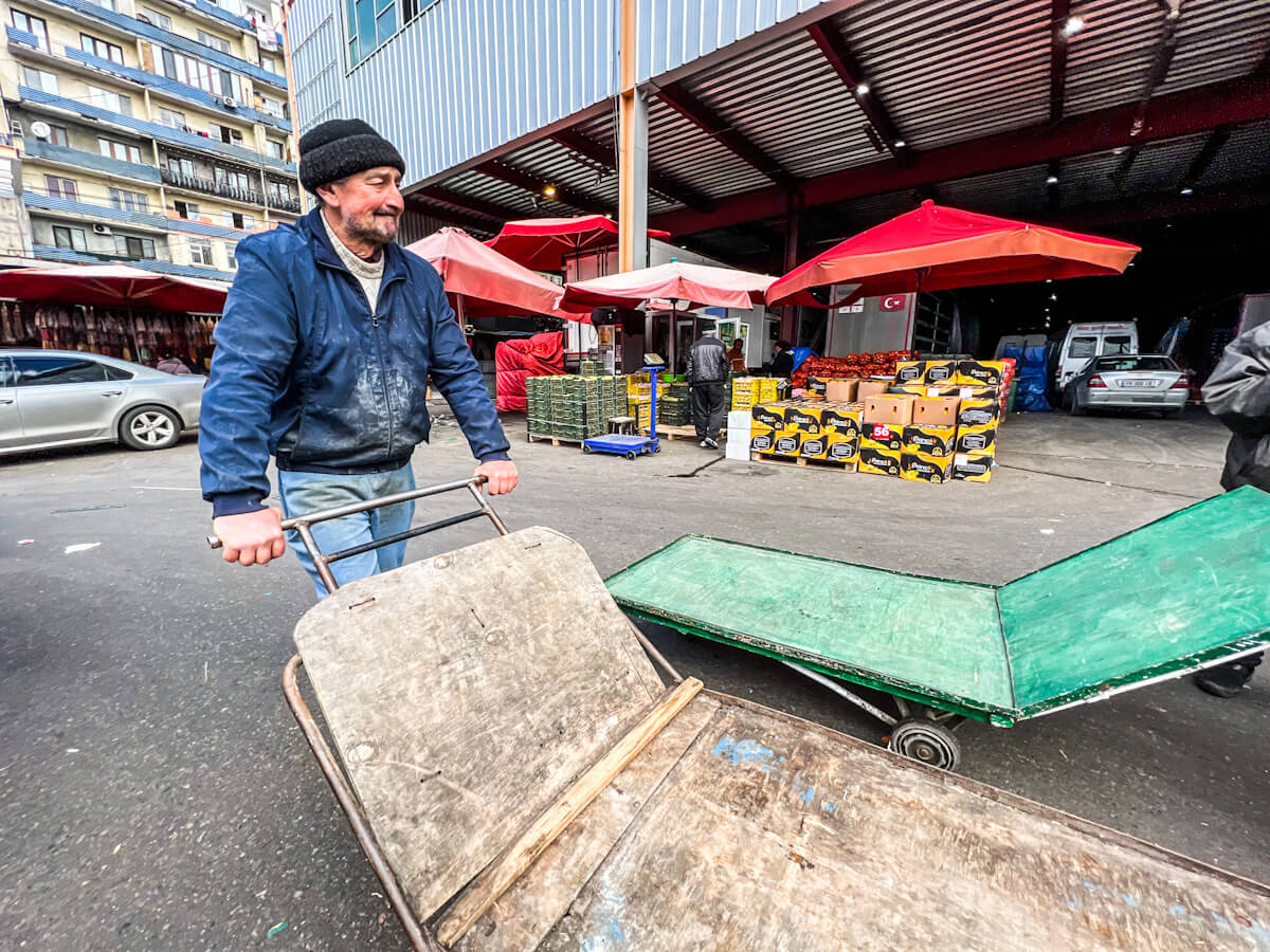 გზა გადასასვლელი ხიდიდან ე.წ. დეზერტირების ბაზრამდე – რა ბედი ელის ვაგზლის მიმდებარე ტერიტორიას?