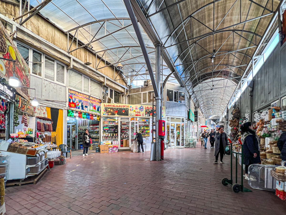 გზა გადასასვლელი ხიდიდან ე.წ. დეზერტირების ბაზრამდე – რა ბედი ელის ვაგზლის მიმდებარე ტერიტორიას?