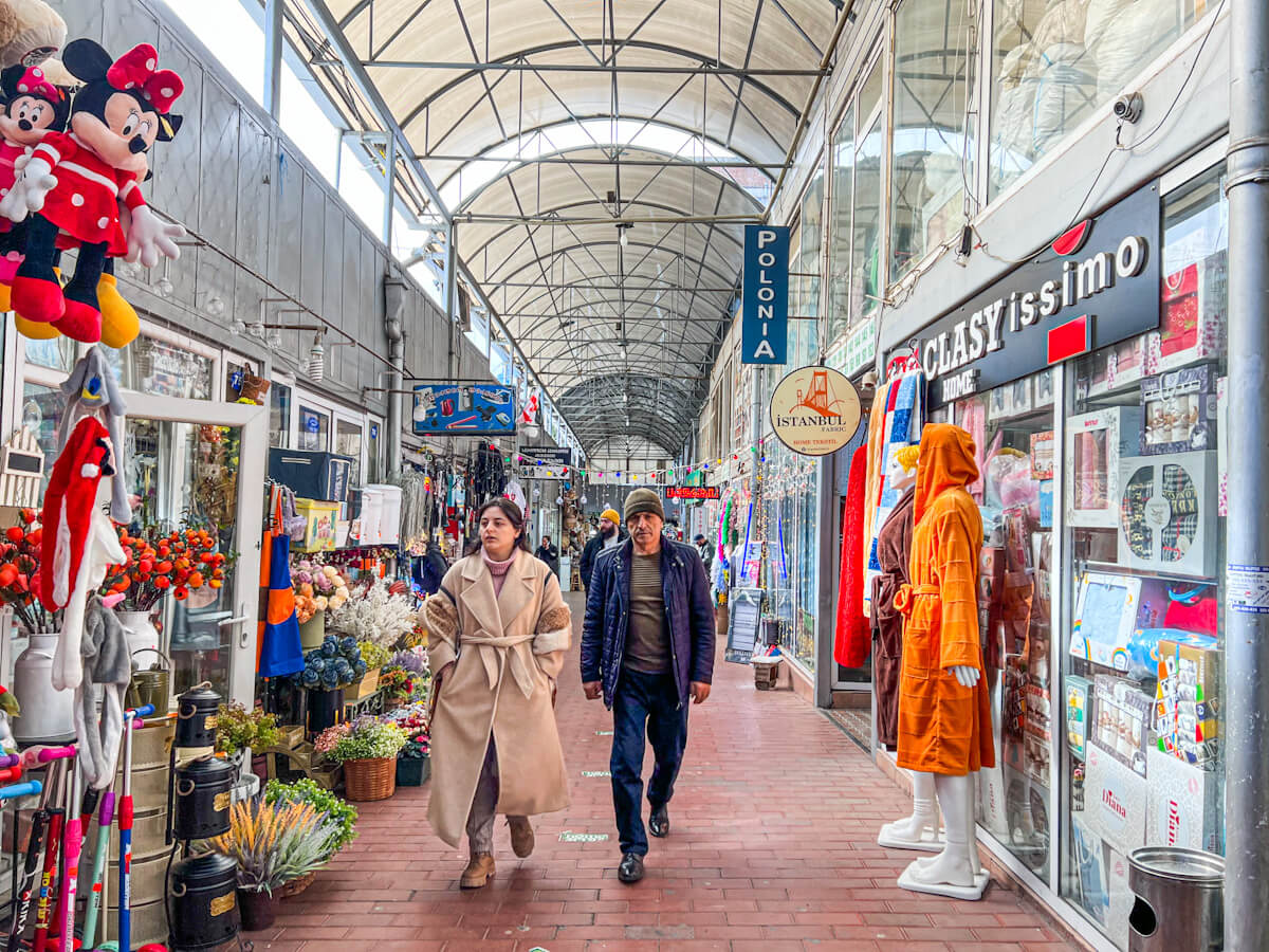 გზა გადასასვლელი ხიდიდან ე.წ. დეზერტირების ბაზრამდე – რა ბედი ელის ვაგზლის მიმდებარე ტერიტორიას?