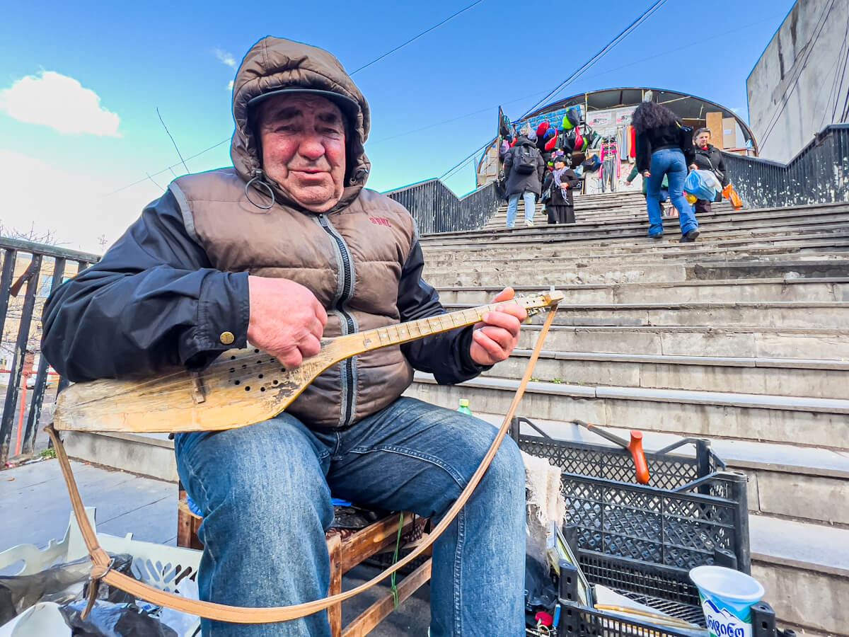 გზა გადასასვლელი ხიდიდან ე.წ. დეზერტირების ბაზრამდე – რა ბედი ელის ვაგზლის მიმდებარე ტერიტორიას?