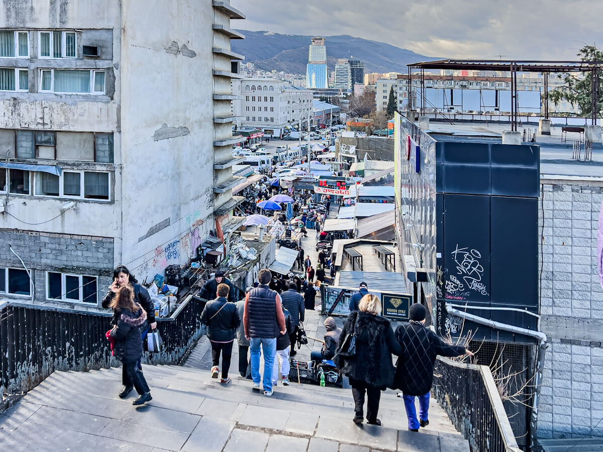 გზა გადასასვლელი ხიდიდან ე.წ. დეზერტირების ბაზრამდე – რა ბედი ელის ვაგზლის მიმდებარე ტერიტორიას?