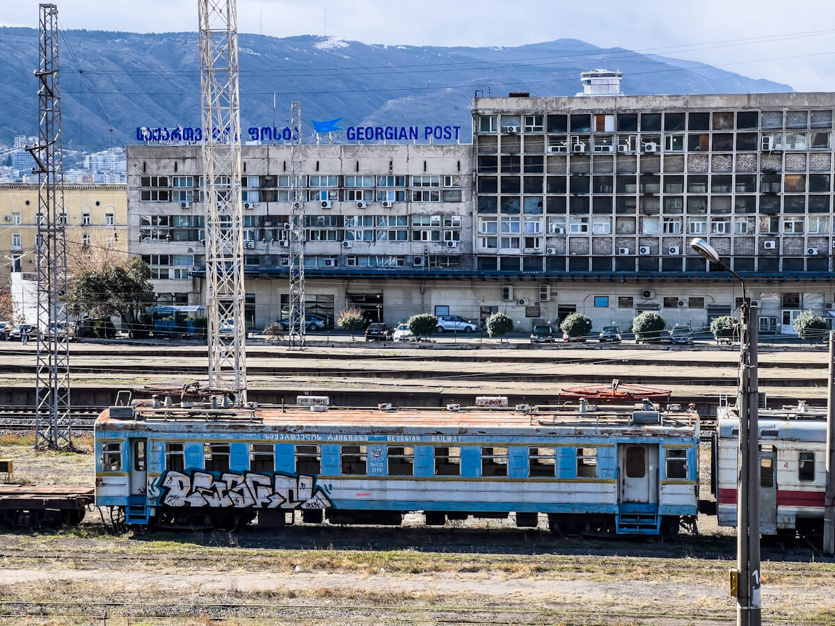 გზა გადასასვლელი ხიდიდან ე.წ. დეზერტირების ბაზრამდე – რა ბედი ელის ვაგზლის მიმდებარე ტერიტორიას?