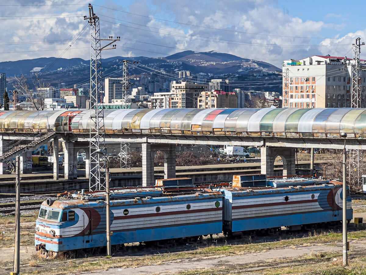 გზა გადასასვლელი ხიდიდან ე.წ. დეზერტირების ბაზრამდე – რა ბედი ელის ვაგზლის მიმდებარე ტერიტორიას?