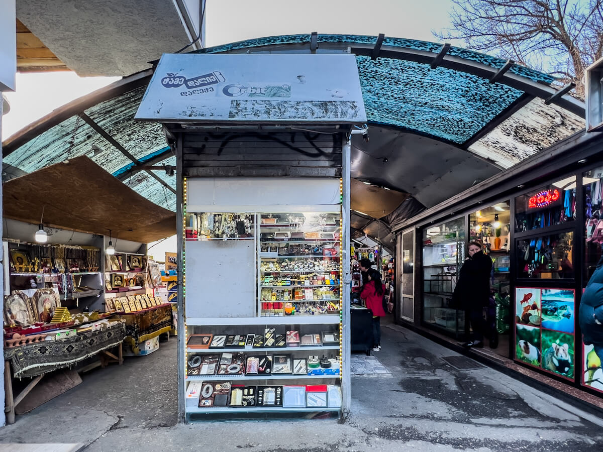 გზა გადასასვლელი ხიდიდან ე.წ. დეზერტირების ბაზრამდე – რა ბედი ელის ვაგზლის მიმდებარე ტერიტორიას?