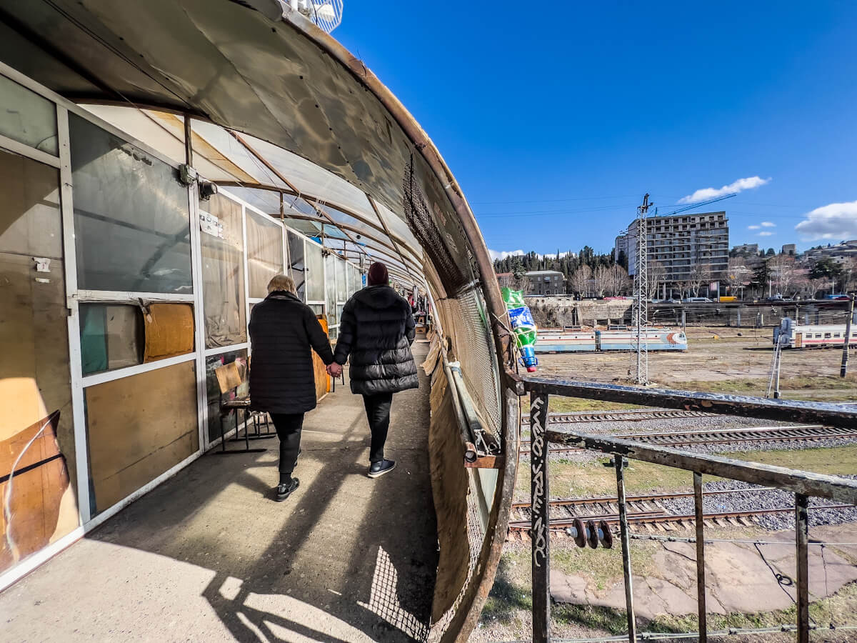 გზა გადასასვლელი ხიდიდან ე.წ. დეზერტირების ბაზრამდე – რა ბედი ელის ვაგზლის მიმდებარე ტერიტორიას?