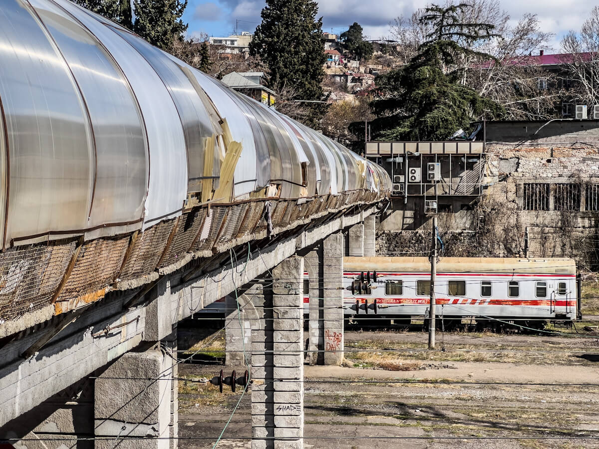 გზა გადასასვლელი ხიდიდან ე.წ. დეზერტირების ბაზრამდე – რა ბედი ელის ვაგზლის მიმდებარე ტერიტორიას?