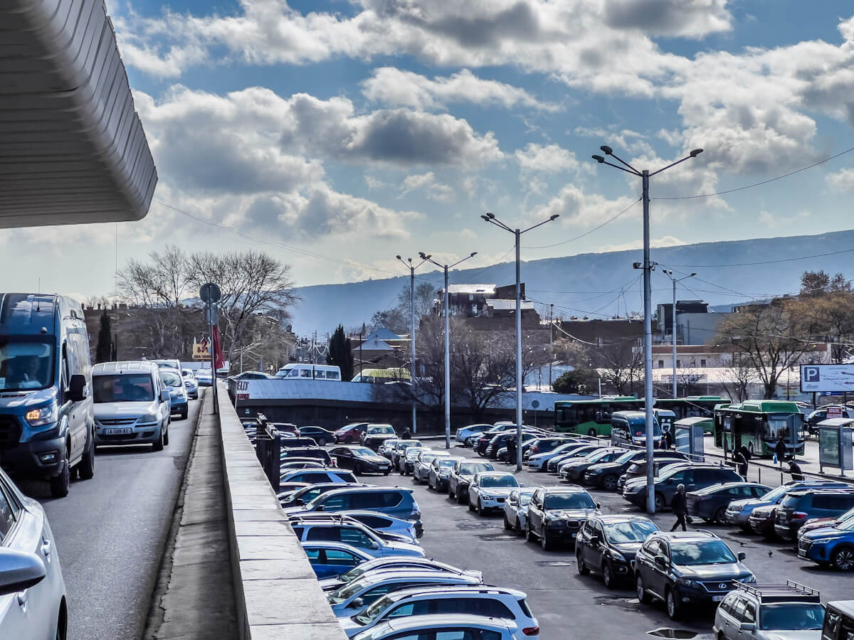 გზა გადასასვლელი ხიდიდან ე.წ. დეზერტირების ბაზრამდე – რა ბედი ელის ვაგზლის მიმდებარე ტერიტორიას?