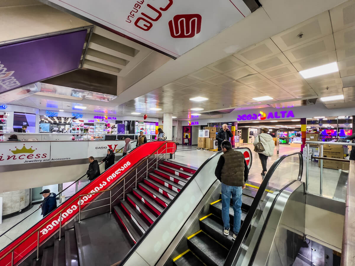 გზა გადასასვლელი ხიდიდან ე.წ. დეზერტირების ბაზრამდე – რა ბედი ელის ვაგზლის მიმდებარე ტერიტორიას?